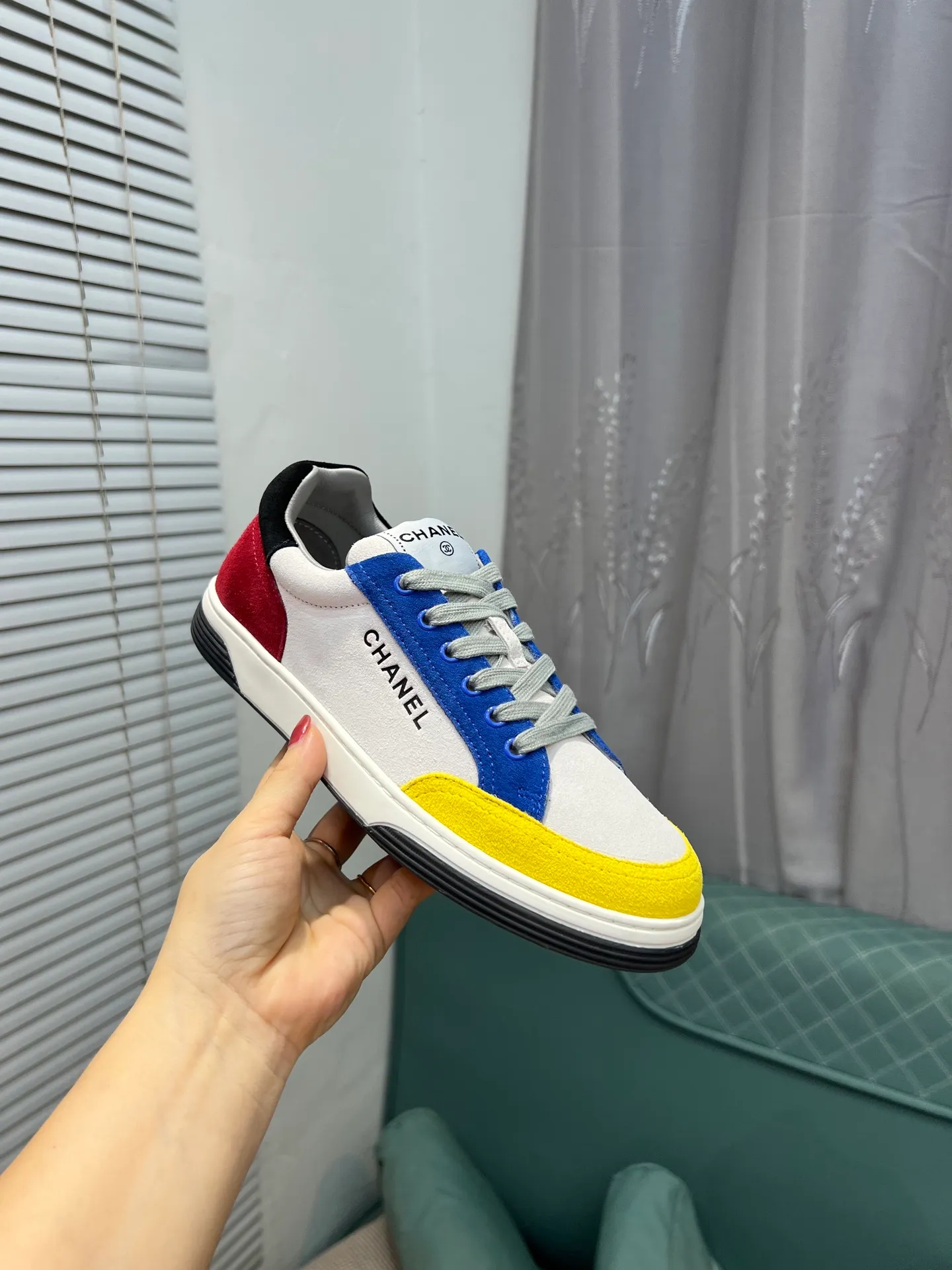 Men's men's shoes 💰620 Exclusive real shot (top version) CHANEL Chanel's new panda sneakers Panda shoes Chanel 2025ss color matching thick-soled casual sports shoes sneakers Counter synchronization The counter is very popular Very difficult to buy a shoe The most popular thick-soled panda shoes on the Internet It is obvious that Xiaoxiang control cannot miss it Simple and versatile white shoes that have both good looks and comfort Thick sole increases height, is super versatile and can be worn with eyes closed😍 Whoever wears it will look better. Upper: calfskin. Lining: imported sheepskin lining. Outsole: TPU original outsole. Size: 35-44 (41 for women, 40 for men, custom made).